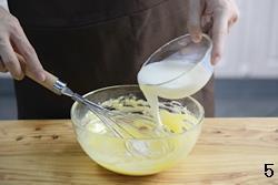 鸡蛋软饼的做法步骤5