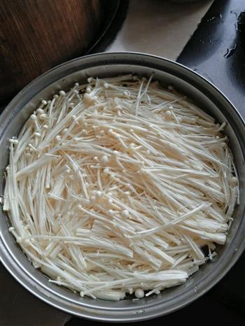 香菇牛肉香辣金针菇罐头的做法步骤1