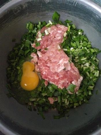 猪肉三鲜锅贴的做法步骤3