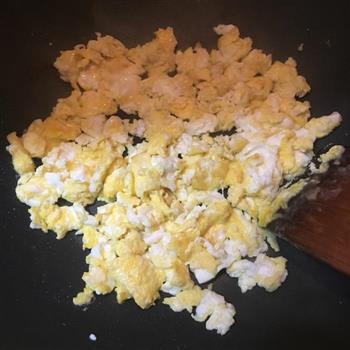 胡萝卜鸡蛋炒饭的做法图解4