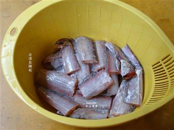 黑胡椒酱香带鱼的做法步骤1