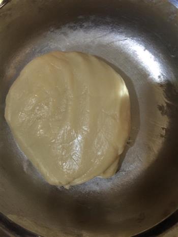 豆沙蛋黄酥的做法图解2