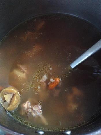 板栗枸杞排骨汤的做法步骤2