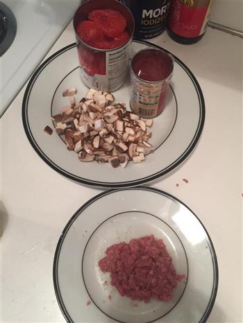 蘑菇牛肉番茄意面的做法步骤1