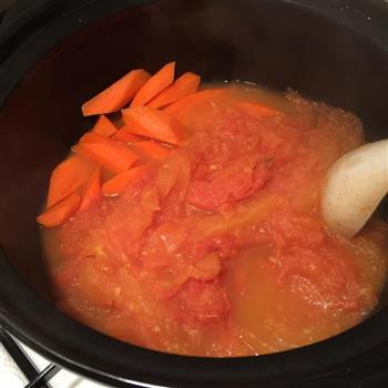 胡萝卜番茄牛腩汤煲的做法步骤3