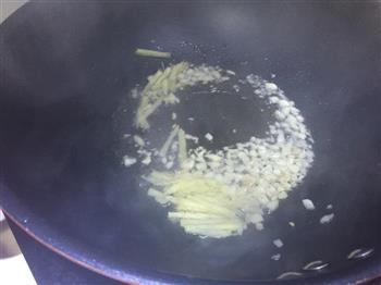 酸菜香焖黄颡鱼的做法步骤3