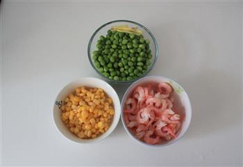 豌豆玉米炒虾仁的做法图解1