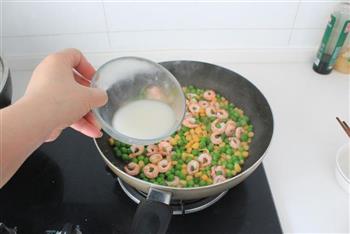 豌豆玉米炒虾仁的做法步骤6