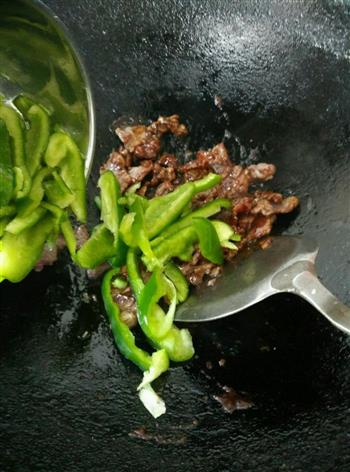 青椒炒牛肉的做法步骤7