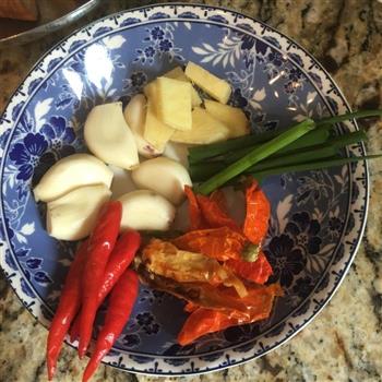家常菜-干锅肥肠的做法步骤3