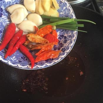 家常菜-干锅肥肠的做法步骤7