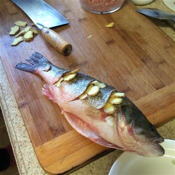 葱油鲈鱼/清蒸鲈鱼的做法步骤3