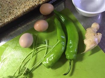 美味的青椒炒鸡蛋的做法步骤1
