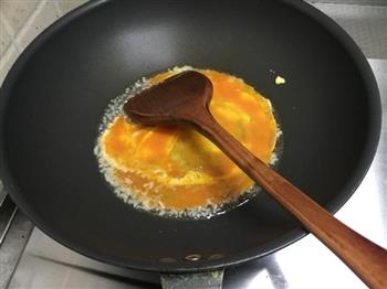 美味的青椒炒鸡蛋的做法步骤3