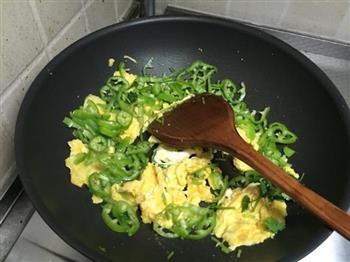 美味的青椒炒鸡蛋的做法步骤5