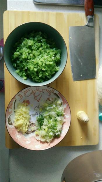 猪肉芹菜饺子的做法步骤2