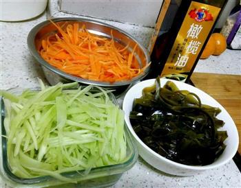 凉拌胡萝卜海带竹笋的做法步骤1