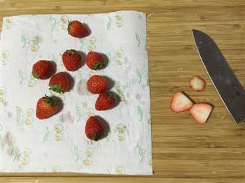 草莓酸奶慕斯蛋糕的做法图解1