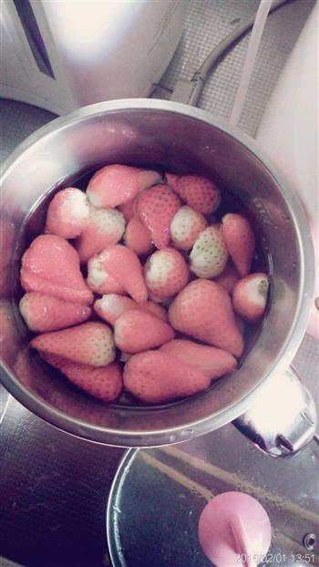 简单好吃的草莓罐头的做法步骤1