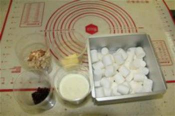 用棉花糖制作超级好吃的杏仁蔓越莓牛轧糖的做法步骤1