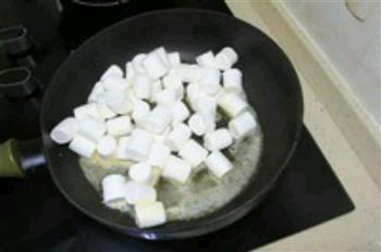 用棉花糖制作超级好吃的杏仁蔓越莓牛轧糖的做法步骤3