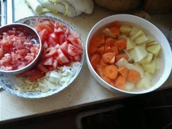 西红柿土豆胡萝卜炖牛腩的做法步骤3