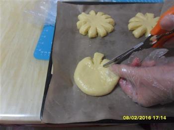 椰蓉花形面包的做法步骤5