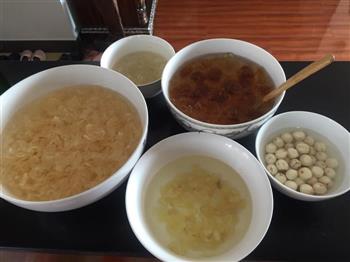 桃胶燕窝枸杞红枣莲子皂角米银耳汤的做法步骤2