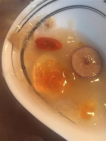 桃胶燕窝枸杞红枣莲子皂角米银耳汤的做法步骤4