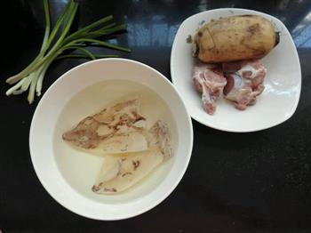 鱿鱼干莲藕猪骨汤的做法步骤1