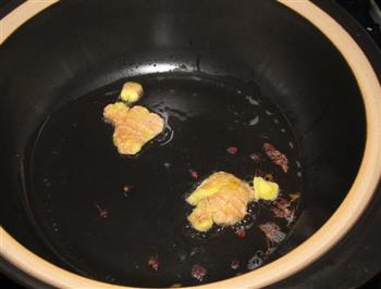 酸菜鲫鱼肥肠汤的做法的做法图解3