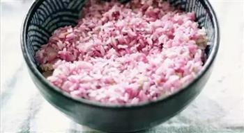 粉色糯米蒸排骨的做法步骤6