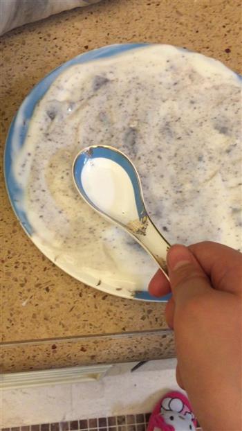 腊鸡的奥利奥炒酸奶的做法步骤3