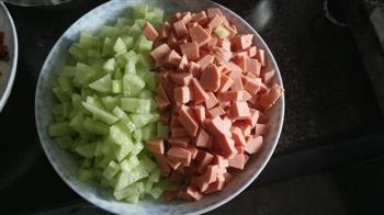 黄瓜炒火腿肠的做法步骤1