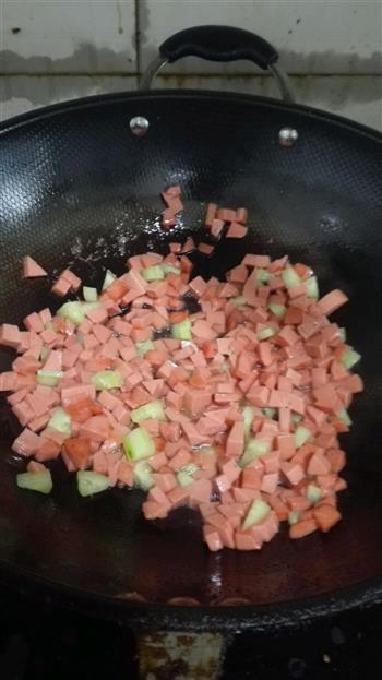 黄瓜炒火腿肠的做法步骤2