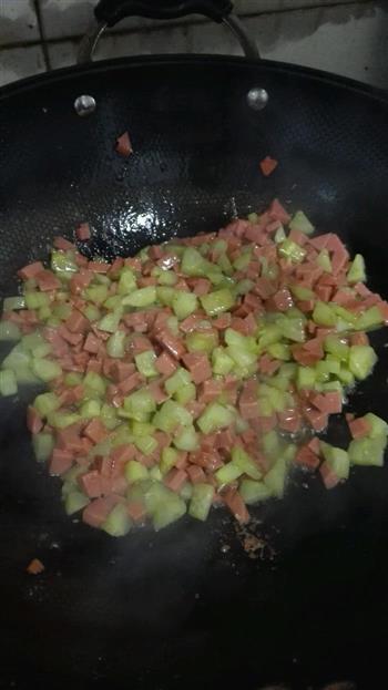 黄瓜炒火腿肠的做法步骤3