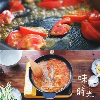 蕃茄鸡蛋鲜虾面的做法步骤3