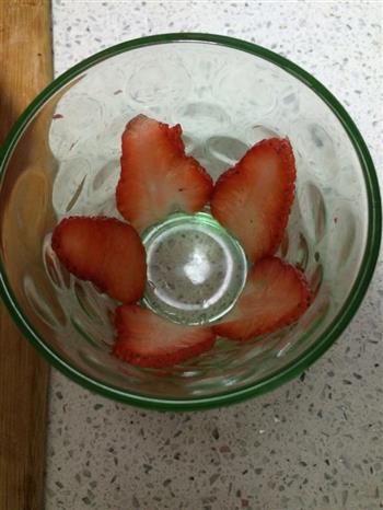 草莓奶昔的做法步骤4