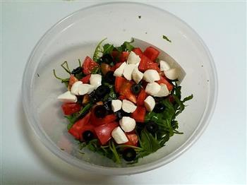 马苏里拉蔬菜沙拉的做法步骤6