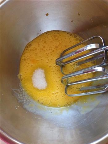 宝宝零食—蛋黄饼干的做法步骤2