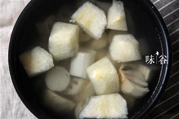 预防感冒的梨藕荸荠汤的做法步骤3