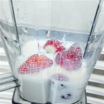 草莓奶昔牛奶版的做法步骤1