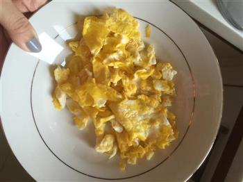 蒜黄炒鸡蛋的做法步骤2