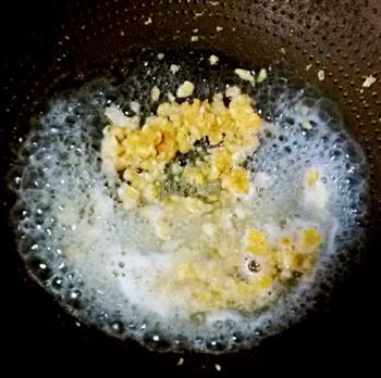 咸蛋黄凉拌黄瓜的做法步骤3
