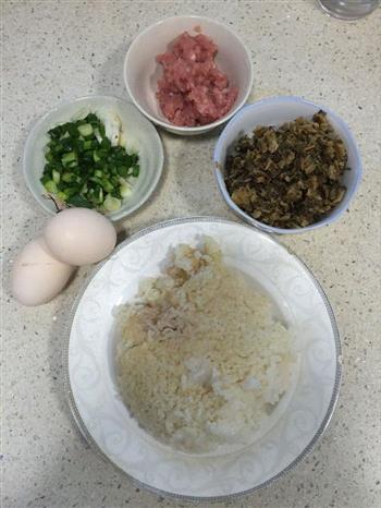 肉末酸菜蛋炒饭的做法步骤1