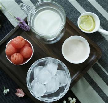 排毒养颜的酸奶西瓜汁的做法步骤1