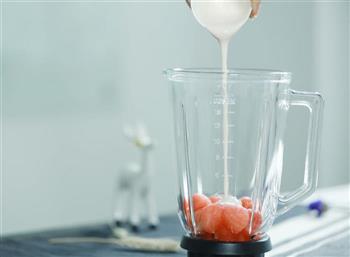 排毒养颜的酸奶西瓜汁的做法步骤2