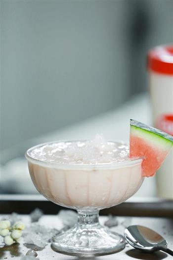 排毒养颜的酸奶西瓜汁的做法步骤3