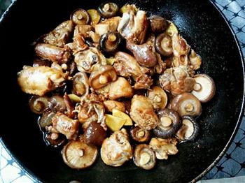 支竹香菇焖鸡煲的做法步骤11