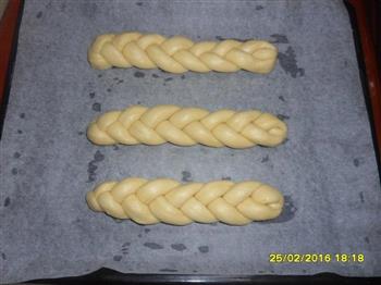 格外香醇的淡奶油辫子面包的做法图解7